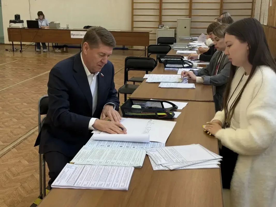 Сенатор от Оренбургской области Андрей Шевченко проголосовал на текущих выборах Сенатор от Оренбургской области Андрей Шевченко проголосовал на текущих выборах