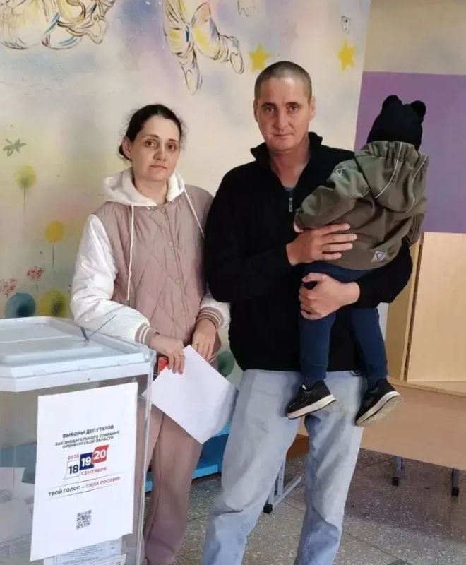 В это субботнее утро на избирательных участках много впервые голосующих В это субботнее утро на избирательных участках много впервые голосующих