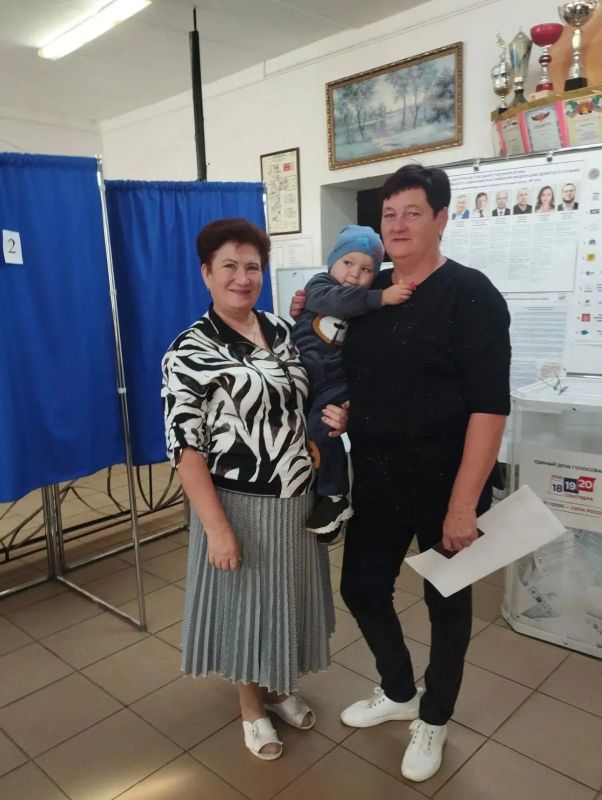 В это субботнее утро на избирательных участках много впервые голосующих В это субботнее утро на избирательных участках много впервые голосующих