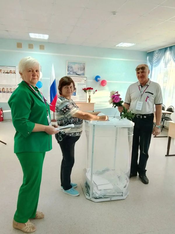 Спасибо - от избирателей. Члены участковых избирательных комиссий всегда с улыбкой встречают своих избирателей Спасибо - от избирателей. Члены участковых избирательных комиссий всегда с улыбкой встречают своих избирателей