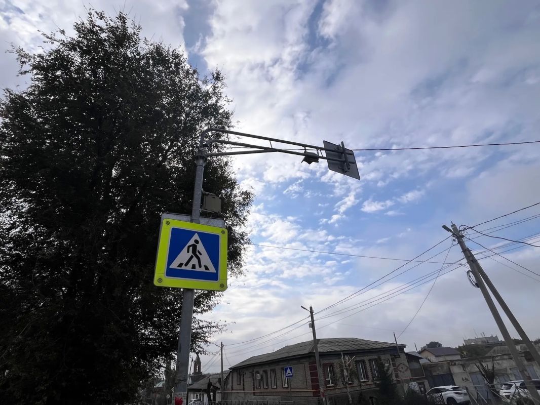 В Орске на пешеходных переходах у двух школ не работают сигнальные огни В Орске на пешеходных переходах у двух школ не работают сигнальные огни