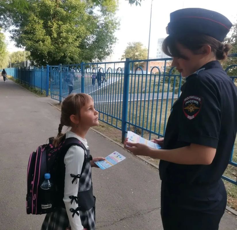Утром, перед началом занятий у школьников, сотрудники Госавтоинспекции Оренбурга и представители учреждения дополнительного образования «Центр детского творчества» города Оренбурга, на пешеходном переходе возле школы № 79... Утром, перед началом занятий у школьников, сотрудники Госавтоинспекции Оренбурга и представители учреждения дополнительного образования «Центр детского творчества» города Оренбурга, на пешеходном переходе возле школы № 79...