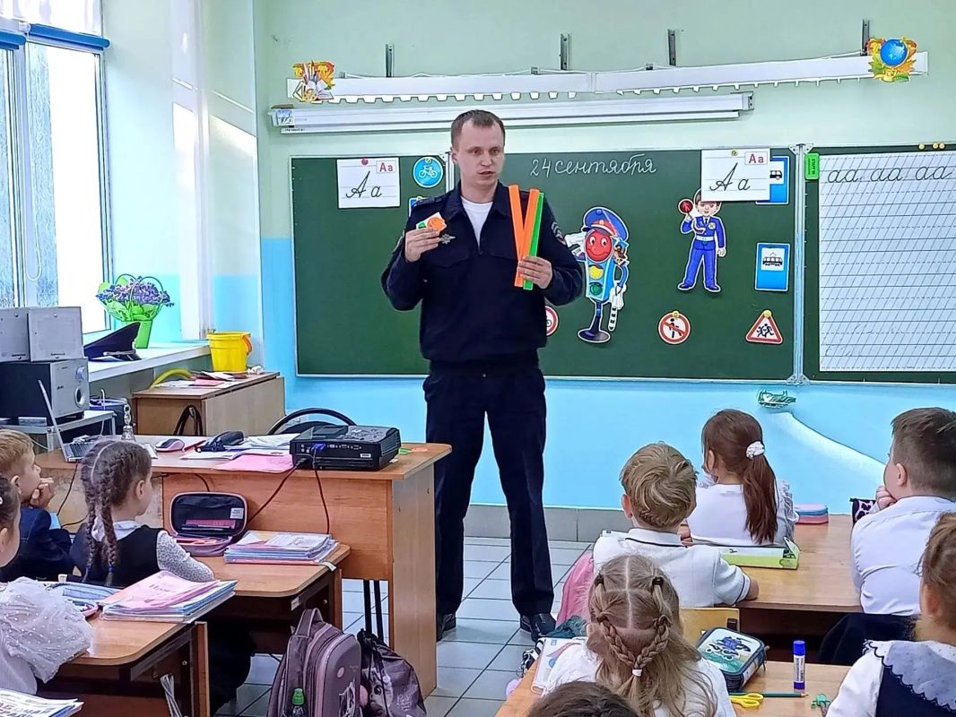 Сотрудник Госавтоинспекции МУ МВД России «Орское» посетил Гимназию №1 города Новотроицк в рамках профилактического мероприятия «Неделя безопасности» Сотрудник Госавтоинспекции МУ МВД России «Орское» посетил Гимназию №1 города Новотроицк в рамках профилактического мероприятия «Неделя безопасности»