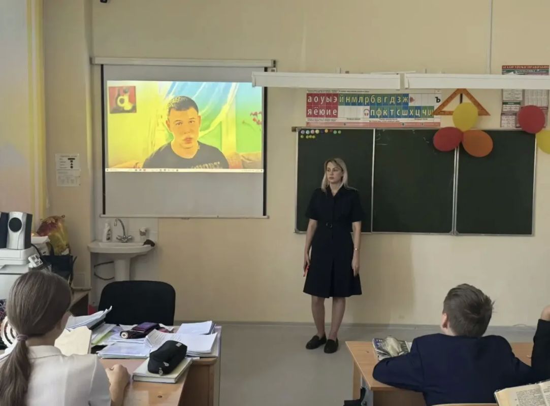 В Оренбурге инспектор по делам несовершеннолетних встретилась с учащимися школы