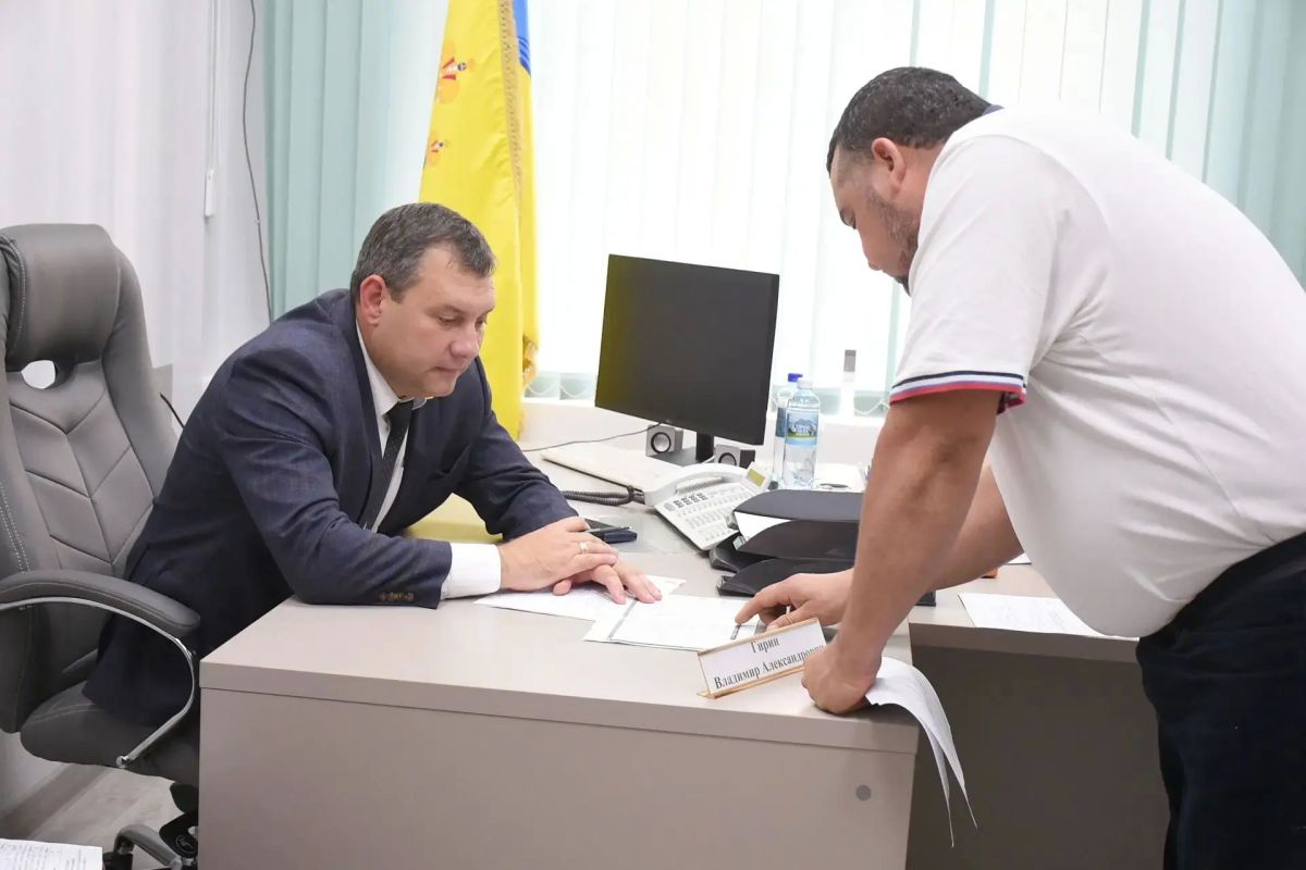 Владимир Гирин встретился с оренбуржцами на личном приеме Владимир Гирин встретился с оренбуржцами на личном приеме