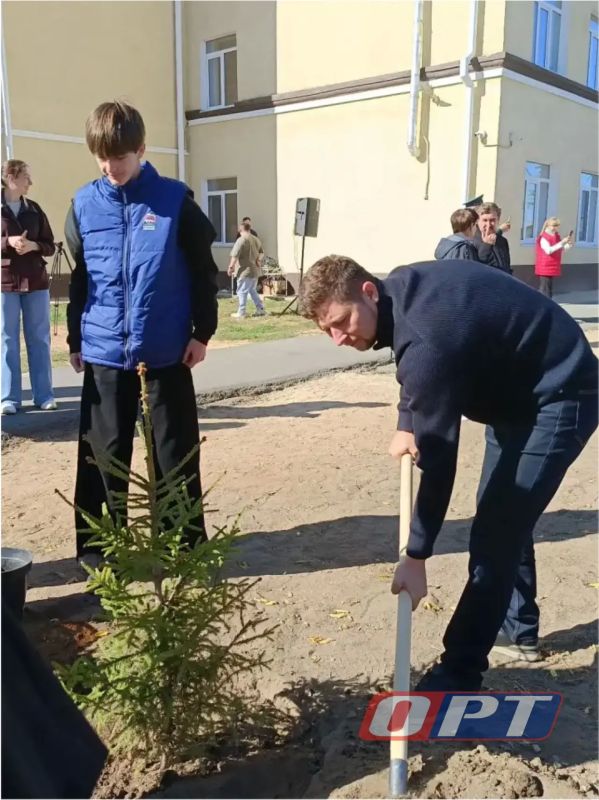Владыка Пётр и Юрий Мироненко заложили аллею памяти в школе Акбулака Владыка Пётр и Юрий Мироненко заложили аллею памяти в школе Акбулака