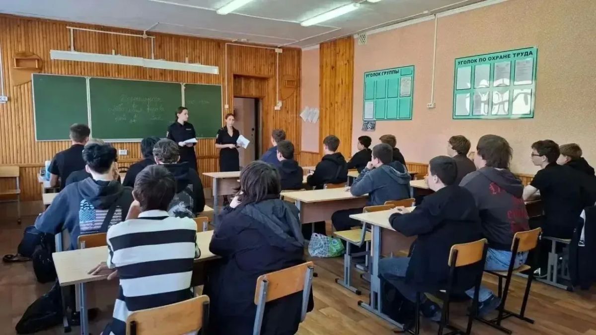 В Оренбурге полицейские проводят профилактические встречи со школьниками и студентами В Оренбурге полицейские проводят профилактические встречи со школьниками и студентами