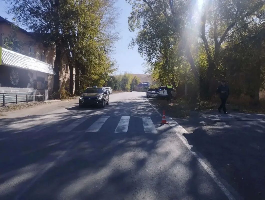 Сотрудники полиции устанавливают обстоятельства произошедшего ДТП с пострадавшим Сотрудники полиции устанавливают обстоятельства произошедшего ДТП с пострадавшим