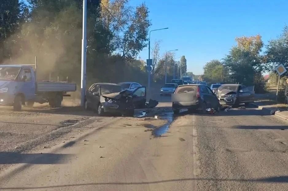 В Оренбурге три «Лады» устроили жесткий замес: двое водителей в больнице