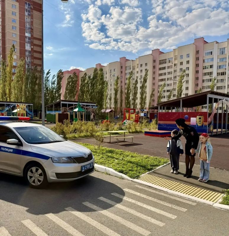 В Оренбурге сотрудники Госавтоинспекции провели занятие по Правилам дорожного движения с воспитанниками детского сада №18 В Оренбурге сотрудники Госавтоинспекции провели занятие по Правилам дорожного движения с воспитанниками детского сада №18