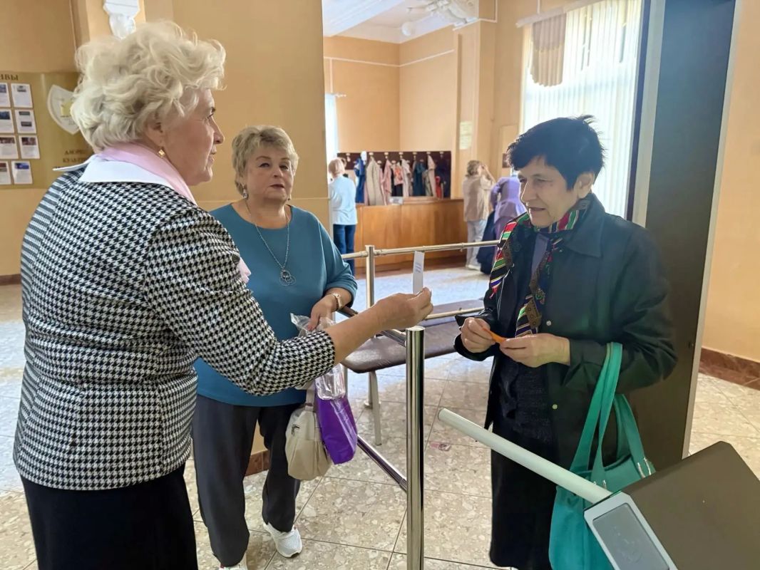 Октябрьский район открыл череду поздравлений с Днем пожилого человека Октябрьский район открыл череду поздравлений с Днем пожилого человека
