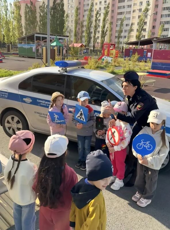 В Оренбурге сотрудники Госавтоинспекции провели занятие по Правилам дорожного движения с воспитанниками детского сада №18 В Оренбурге сотрудники Госавтоинспекции провели занятие по Правилам дорожного движения с воспитанниками детского сада №18
