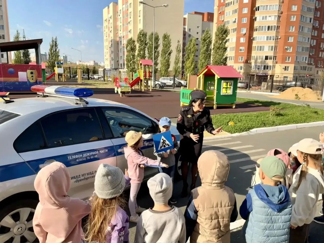 В Оренбурге сотрудники Госавтоинспекции провели занятие по Правилам дорожного движения с воспитанниками детского сада №18 В Оренбурге сотрудники Госавтоинспекции провели занятие по Правилам дорожного движения с воспитанниками детского сада №18