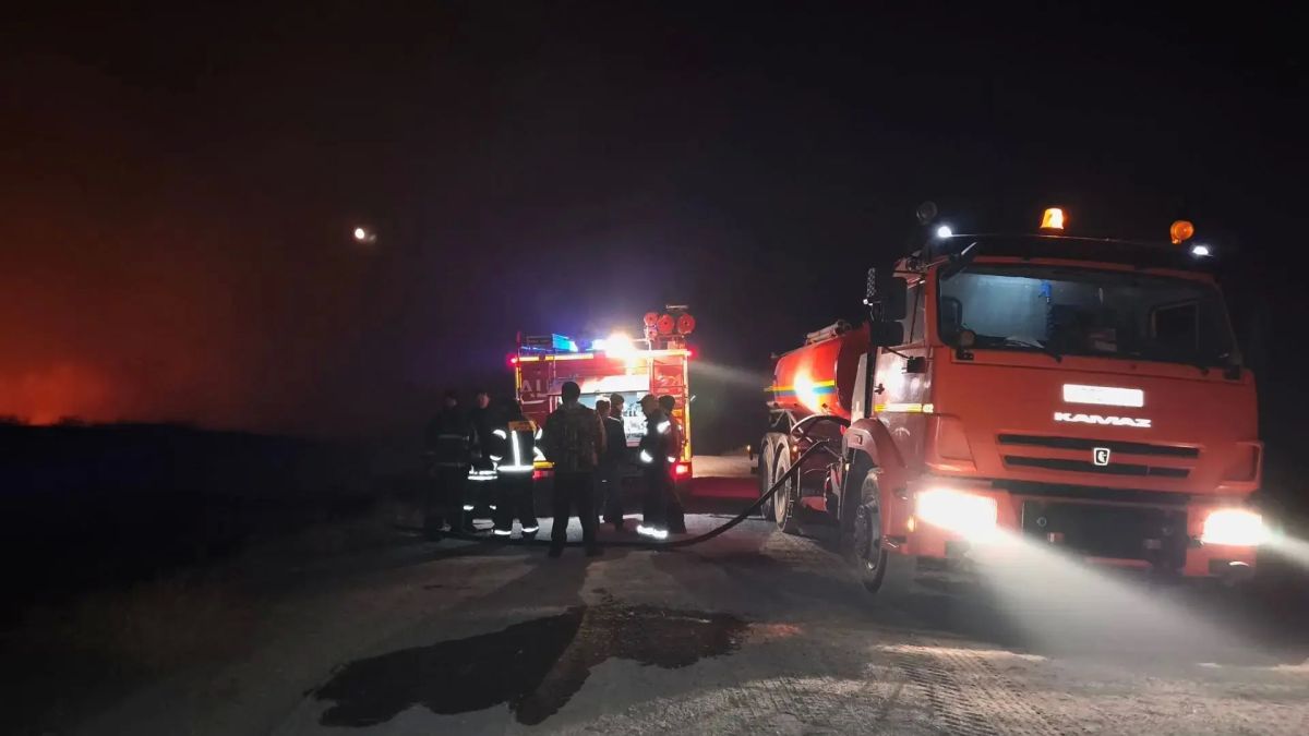 На случай эвакуации готовы 4 автобуса и 3 микроавтобуса на 120 мест: В районе с. Белошапка продолжается тушение ландшафтного пожара