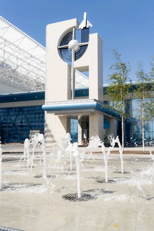 У нового терминала аэропорта "Оренбург" открыли сквер с фонтаном У нового терминала аэропорта "Оренбург" открыли сквер с фонтаном