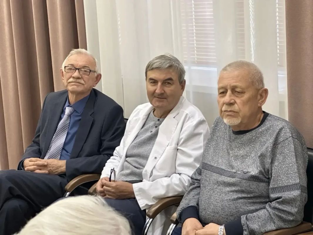 В ГБУЗ «ООКМФПЦ» поздравили ветеранов В ГБУЗ «ООКМФПЦ» поздравили ветеранов