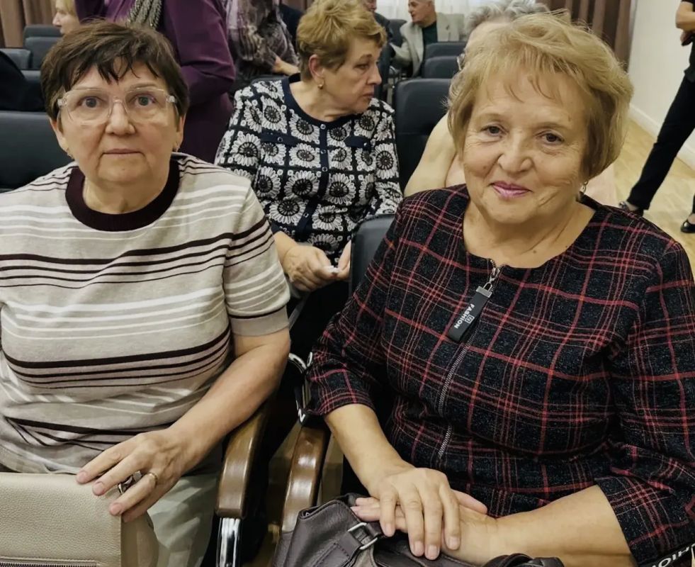 В ГБУЗ «ООКМФПЦ» поздравили ветеранов В ГБУЗ «ООКМФПЦ» поздравили ветеранов