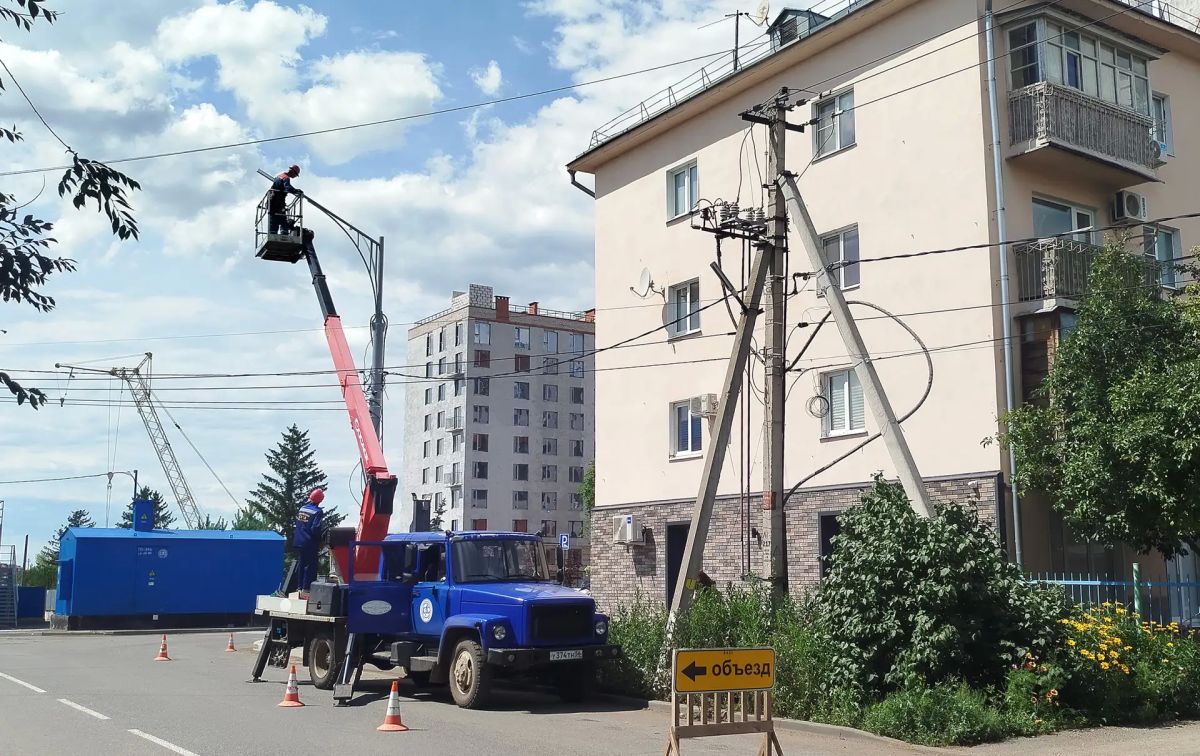 Губернатор Оренбургской области Евгений Солнцев поздравил электросетевую компанию «Оренбургкоммунэлектросеть» с полувековым юбилеем Губернатор Оренбургской области Евгений Солнцев поздравил электросетевую компанию «Оренбургкоммунэлектросеть» с полувековым юбилеем