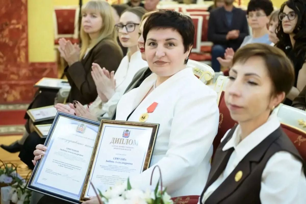 Губернатор Оренбургской области Евгений Солнцев наградил лучших педагогов региона Губернатор Оренбургской области Евгений Солнцев наградил лучших педагогов региона