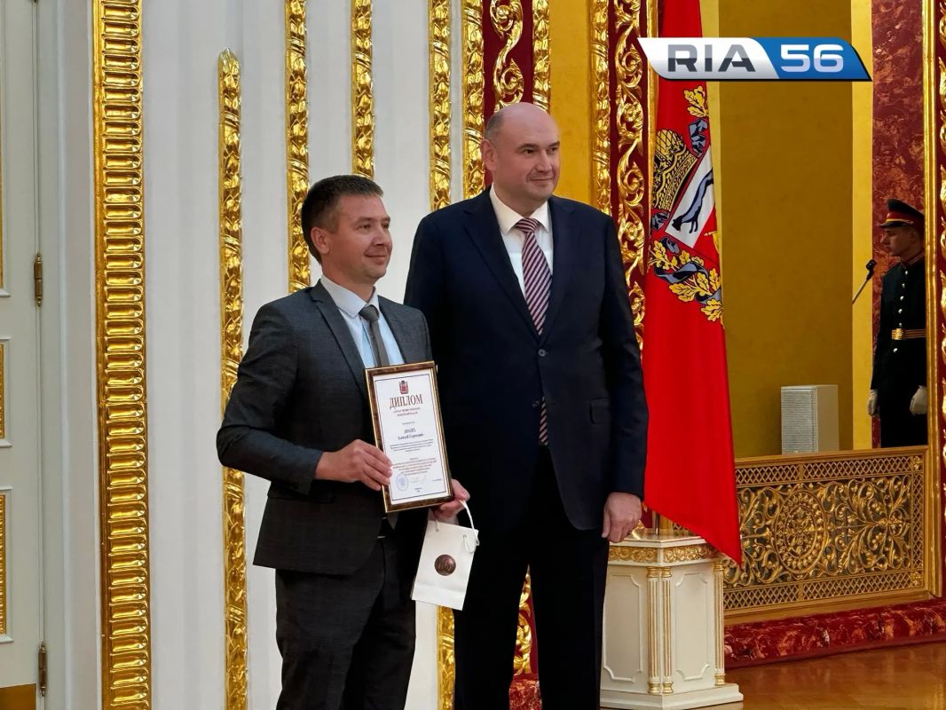 Евгений Солнцев вручил награды лучшим педагогам Оренбуржья Евгений Солнцев вручил награды лучшим педагогам Оренбуржья