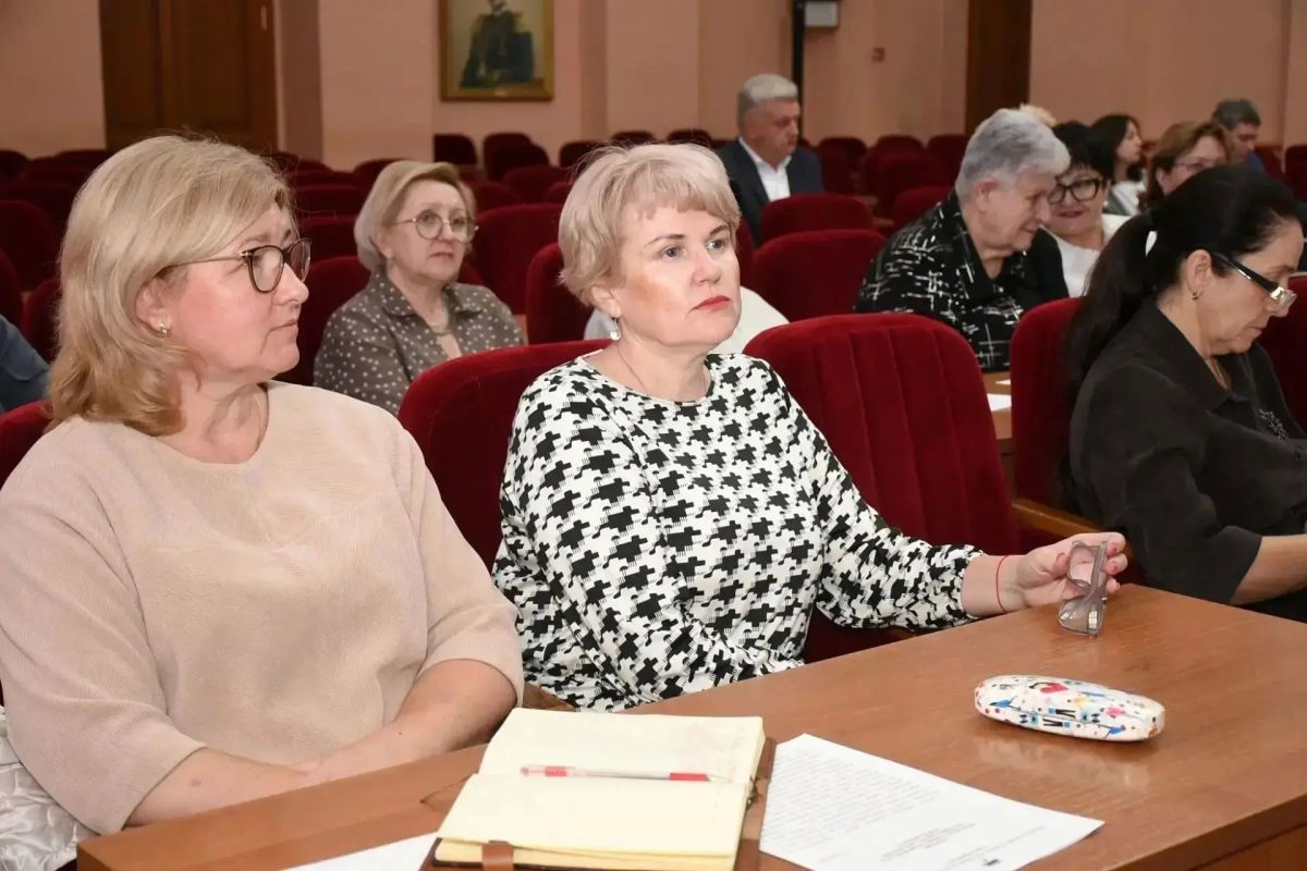 В Оренбурге обсудили вопрос кадрового обеспечения в медицине и образовании В Оренбурге обсудили вопрос кадрового обеспечения в медицине и образовании