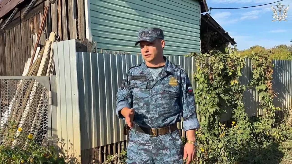 Судебный пристав Оренбуржья спас бабушку из горящего дома