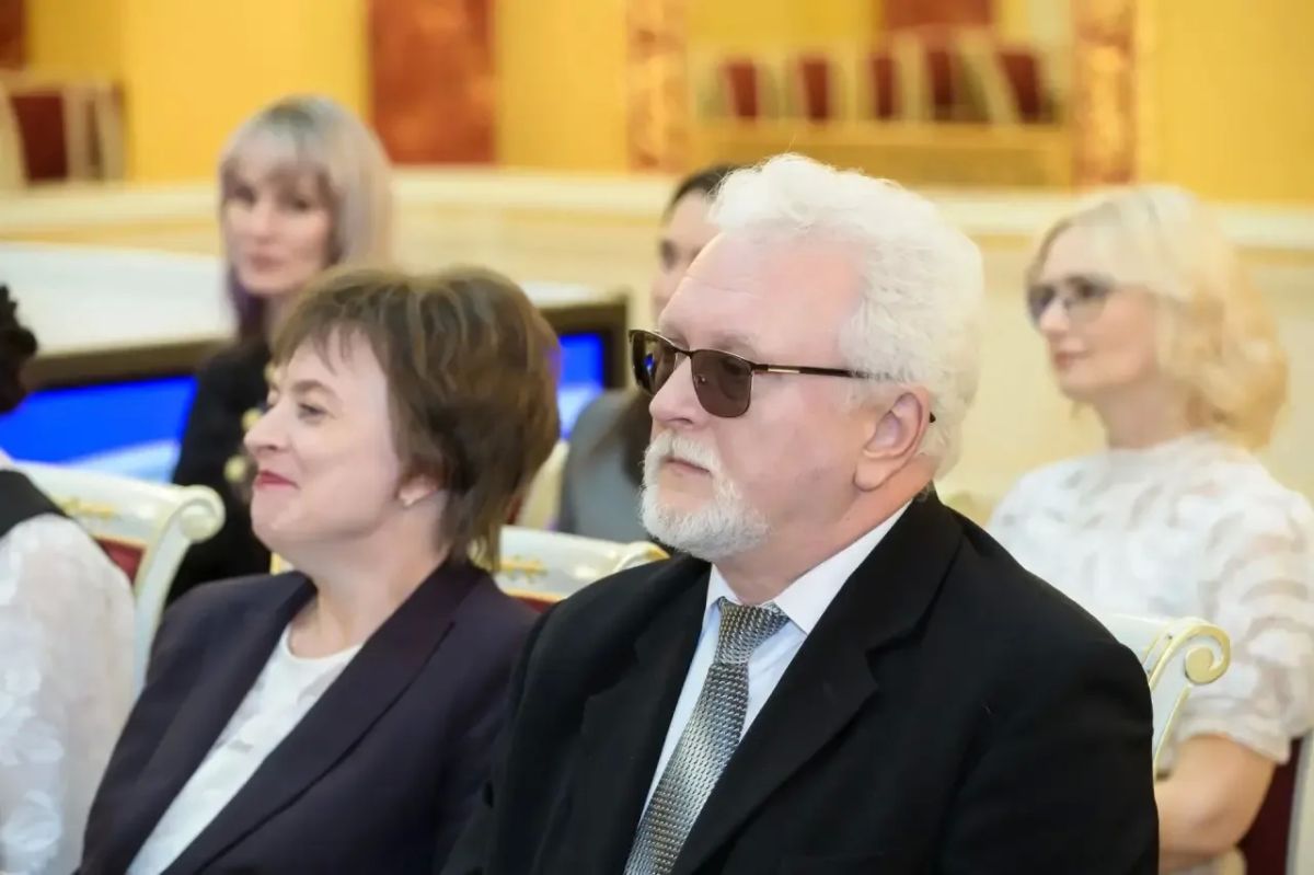 Губернатор Оренбургской области Евгений Солнцев наградил лучших педагогов региона Губернатор Оренбургской области Евгений Солнцев наградил лучших педагогов региона