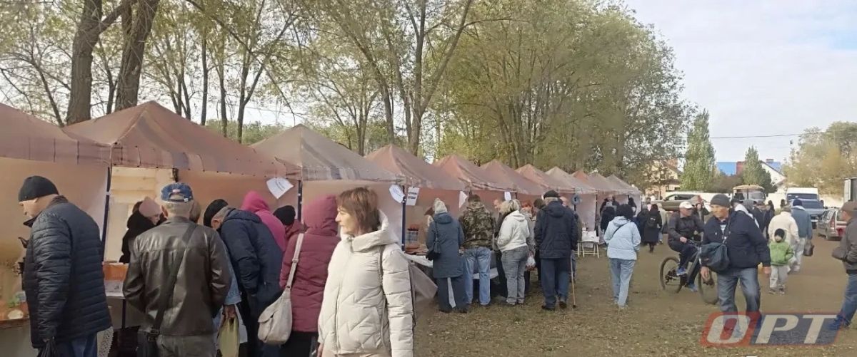 Перед скачками гости запасаются фермерской продукцией, наслаждаются выступлениями артистов, а чтобы согреться в такую холодную погоду — пускаются в пляс, передает корреспондент Елена Фурсова Перед скачками гости запасаются фермерской продукцией, наслаждаются выступлениями артистов, а чтобы согреться в такую холодную погоду — пускаются в пляс, передает корреспондент Елена Фурсова