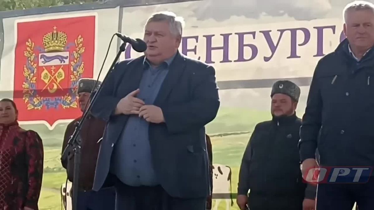 Первый вице-губернатор Сергей Балыкин приветствуется участников ярмарки, посвящённой закрытию 136 бегового сезона, который традиционно проводится в преддверии Дня работников сельского хозяйства