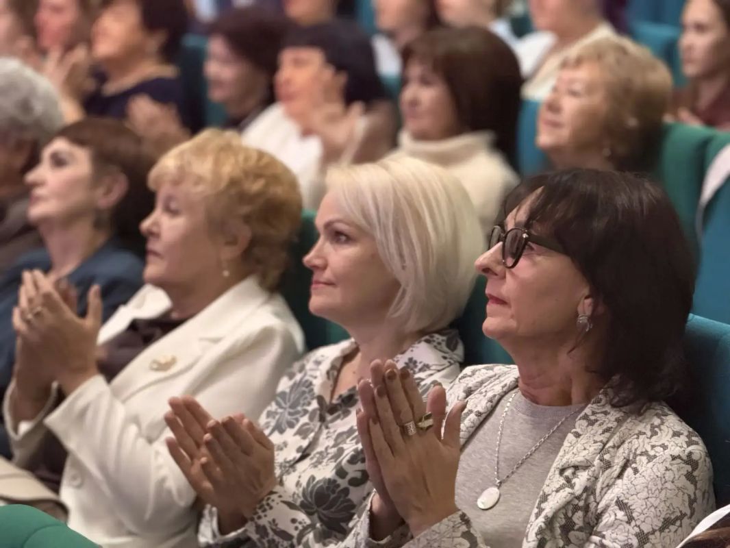В Орске отметили День учителя В Орске отметили День учителя