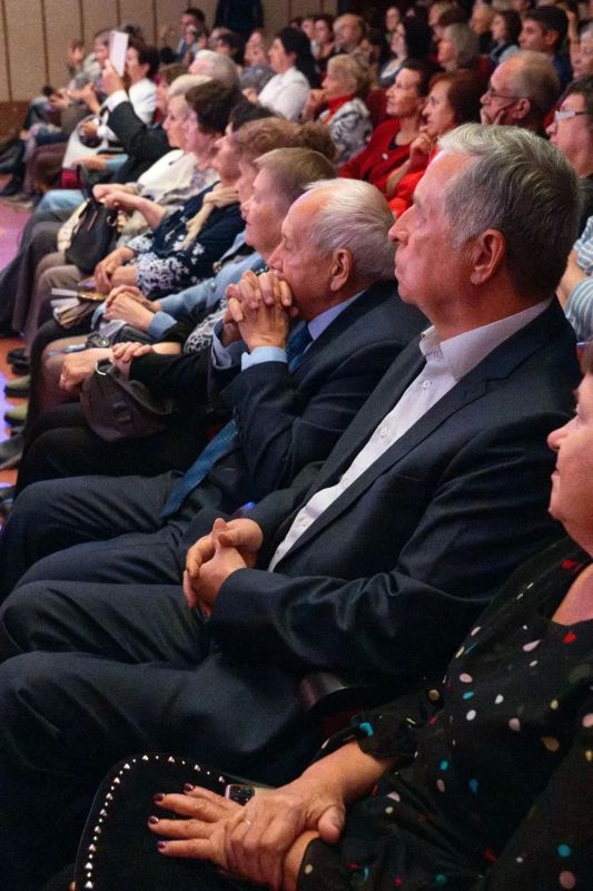 Оренбургских педагогов поздравили с Днём учителя Оренбургских педагогов поздравили с Днём учителя