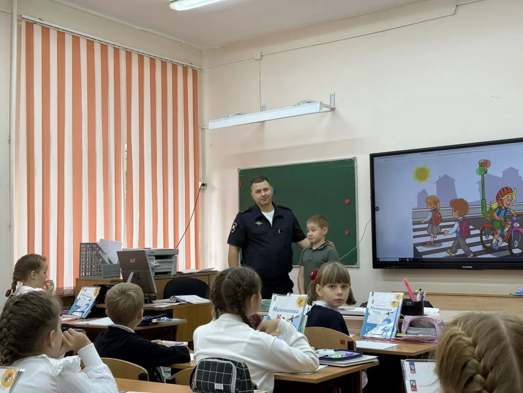 Сотрудники Госавтоинспекции Бугуруслана продолжают работу по предупреждению детского дорожно-транспортного травматизма Сотрудники Госавтоинспекции Бугуруслана продолжают работу по предупреждению детского дорожно-транспортного травматизма