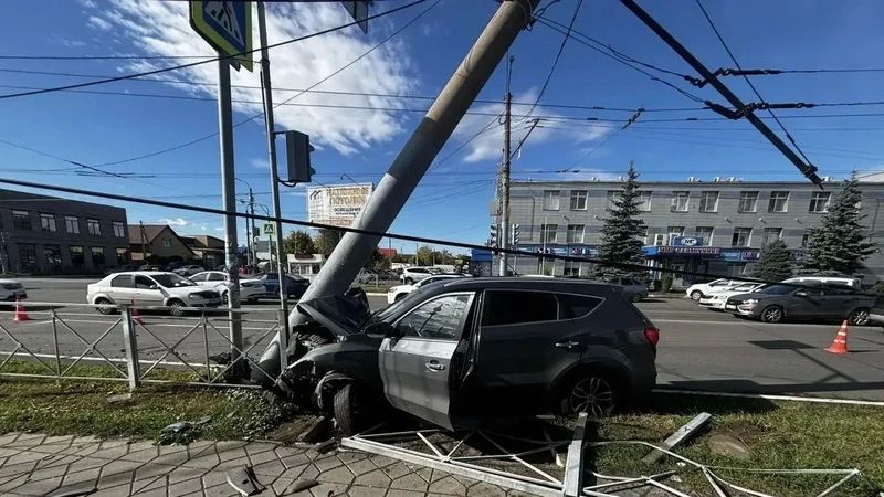 В Оренбурге 79-летний водитель автомобиля сбил велосипедиста и сам влетел в столб
