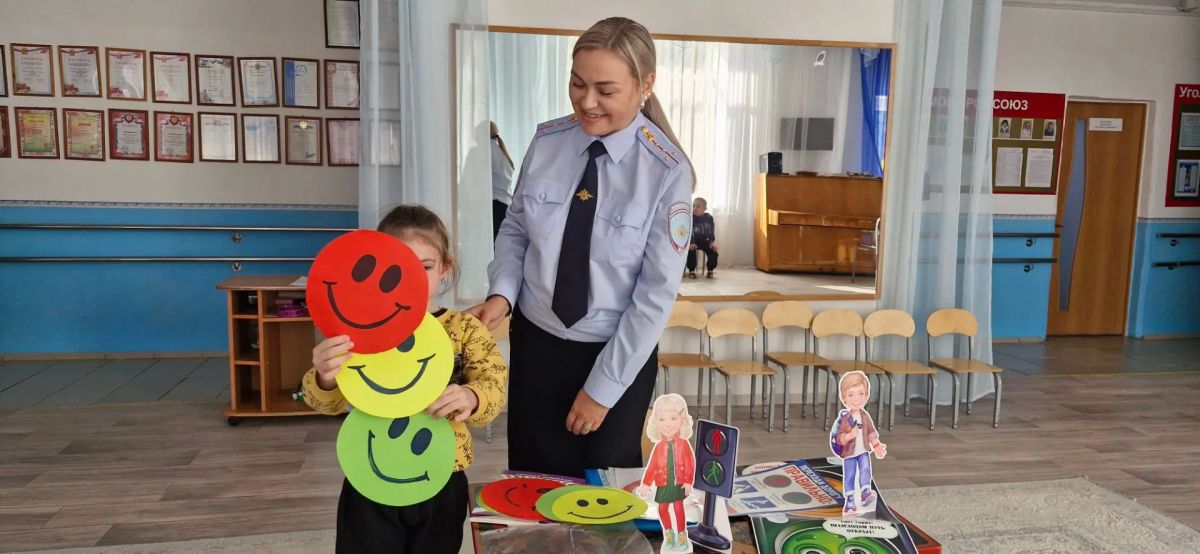В гости к дошколятам пришел весёлый светофорчик В гости к дошколятам пришел весёлый светофорчик