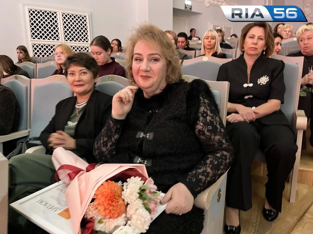 Более 50 преподавателей искусств Оренбуржья получили заслуженные награды Сегодня в областной филармонии вручили премию «Преподаватель года в сфере культуры и искусства» Более 50 преподавателей искусств Оренбуржья получили заслуженные награды Сегодня в областной филармонии вручили премию «Преподаватель года в сфере культуры и искусства»