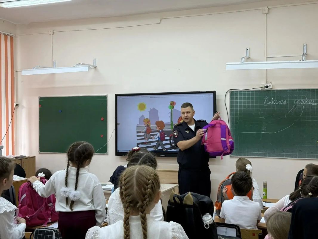 Сотрудники Госавтоинспекции Бугуруслана продолжают работу по предупреждению детского дорожно-транспортного травматизма Сотрудники Госавтоинспекции Бугуруслана продолжают работу по предупреждению детского дорожно-транспортного травматизма