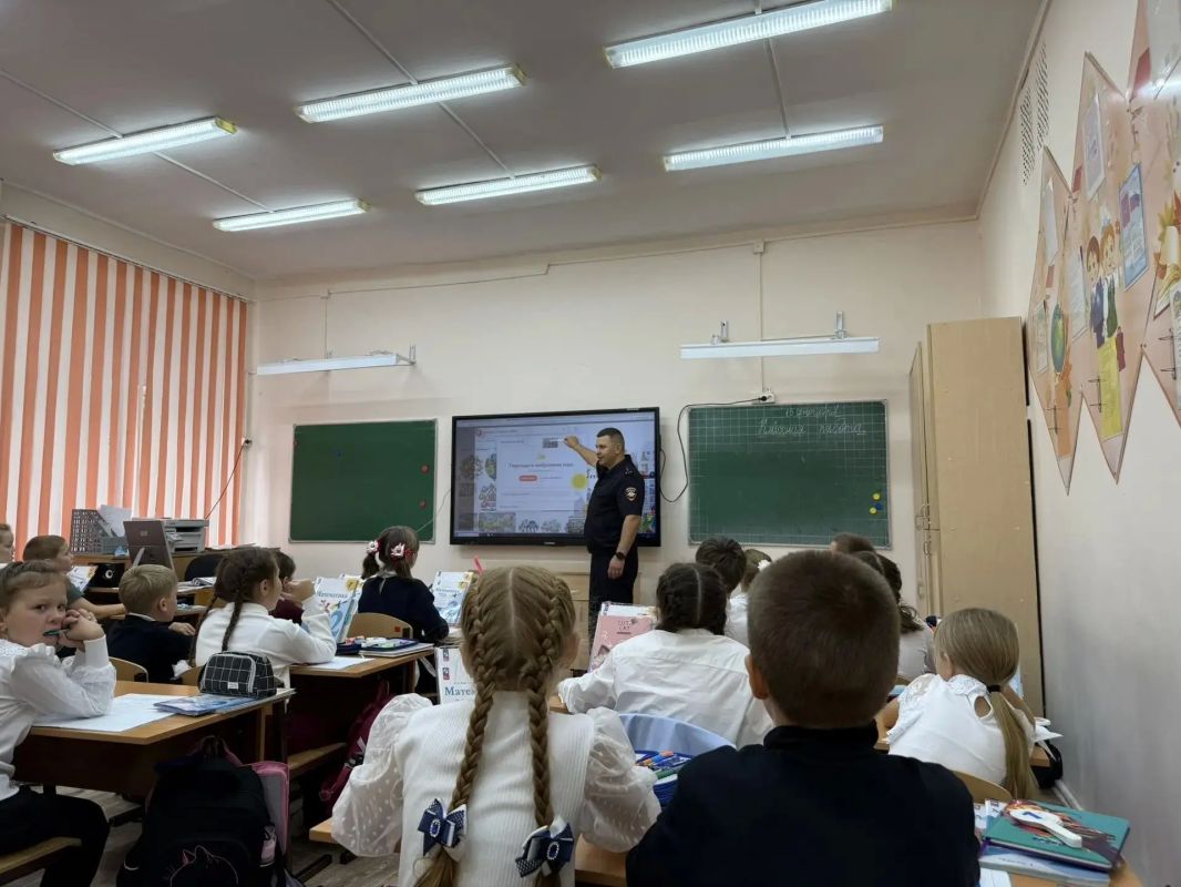 Сотрудники Госавтоинспекции Бугуруслана продолжают работу по предупреждению детского дорожно-транспортного травматизма Сотрудники Госавтоинспекции Бугуруслана продолжают работу по предупреждению детского дорожно-транспортного травматизма