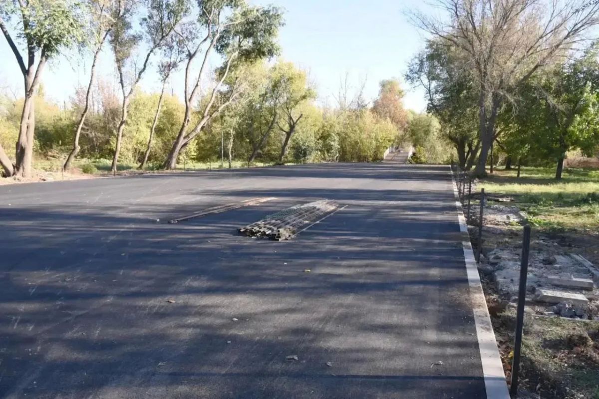 В Оренбурге продолжается обустройство территорий у спортшколы № 3 В Оренбурге продолжается обустройство территорий у спортшколы № 3