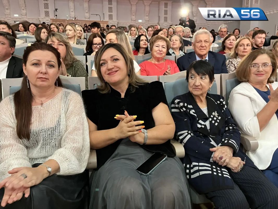 Более 50 преподавателей искусств Оренбуржья получили заслуженные награды Сегодня в областной филармонии вручили премию «Преподаватель года в сфере культуры и искусства» Более 50 преподавателей искусств Оренбуржья получили заслуженные награды Сегодня в областной филармонии вручили премию «Преподаватель года в сфере культуры и искусства»