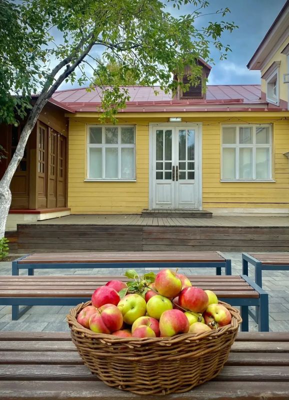 Урожай в Доме-музее Ростроповичей: связь времен через яблоки Урожай в Доме-музее Ростроповичей: связь времен через яблоки