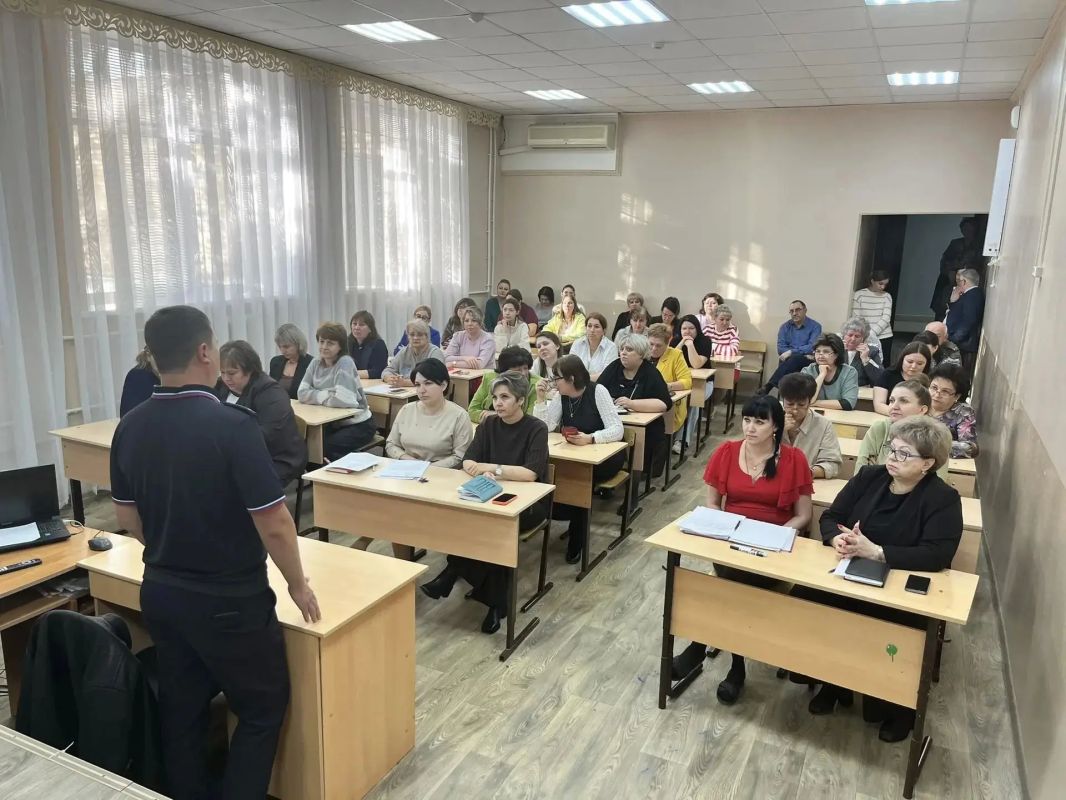 Сотрудники ГИБДД Бузулука обсудили с педагогами школы №3 вопросы безопасности на дороге
