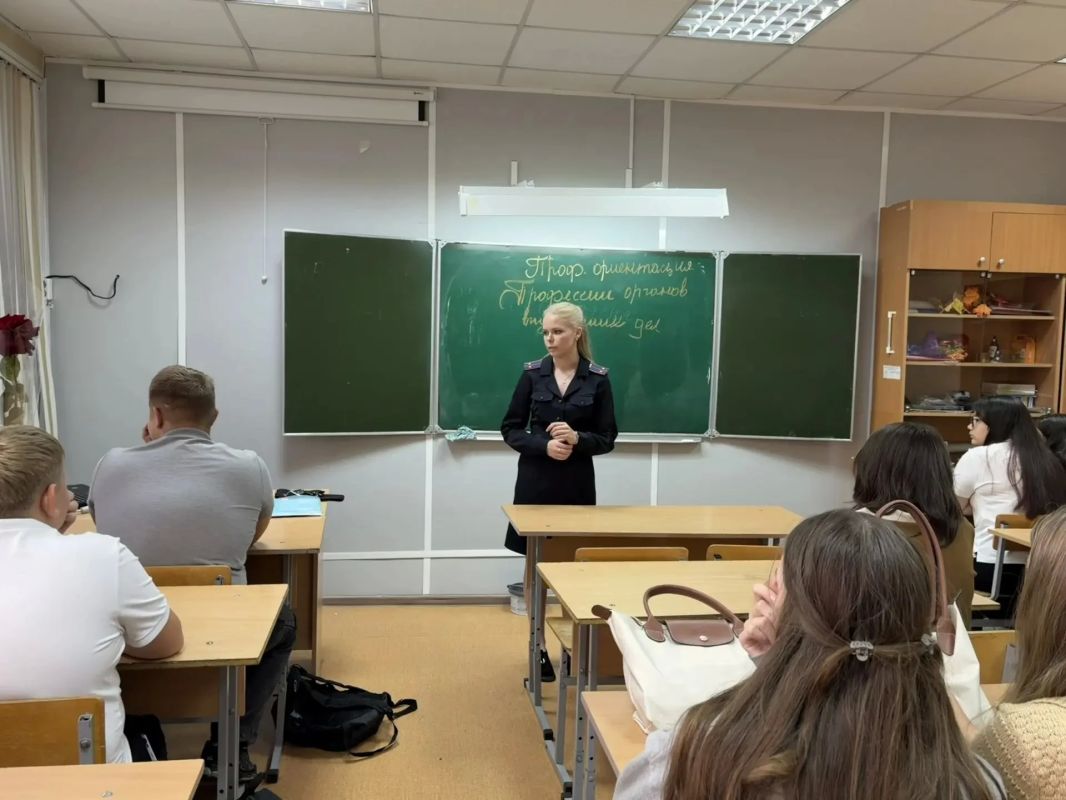 Будущее в погонах: кувандыкские полицейские встретились со старшеклассниками