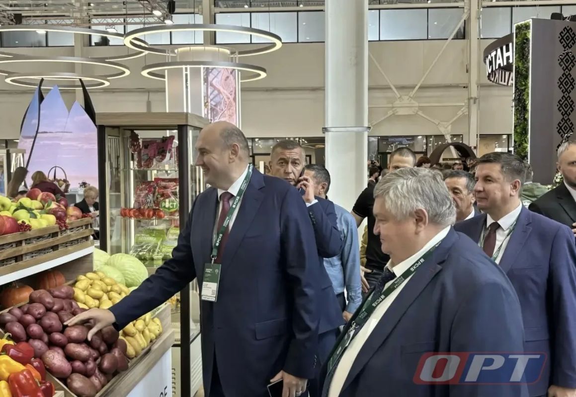 Губернатор Оренбуржья Евгений Солнцев приехал на агровыставку «Золотая осень-2026» Глава региона осмотрел стенд Оренбургской области Губернатор Оренбуржья Евгений Солнцев приехал на агровыставку «Золотая осень-2026» Глава региона осмотрел стенд Оренбургской области