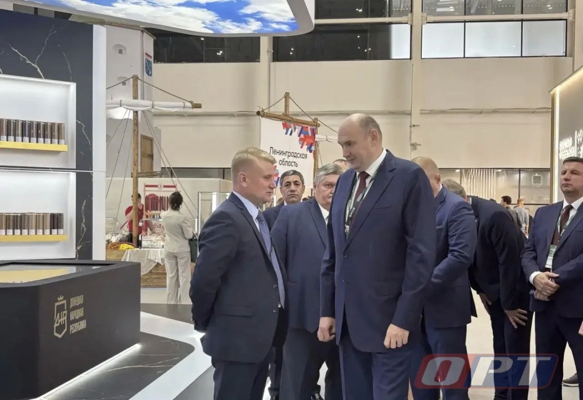 Губернатор Оренбуржья Евгений Солнцев приехал на агровыставку «Золотая осень-2026» Глава региона осмотрел стенд Оренбургской области Губернатор Оренбуржья Евгений Солнцев приехал на агровыставку «Золотая осень-2026» Глава региона осмотрел стенд Оренбургской области