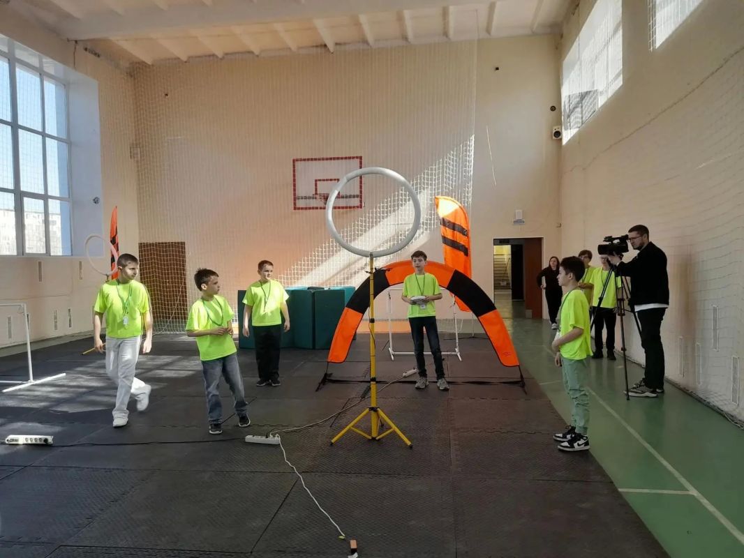 Школьники Оренбуржья продолжают подготовку к региональному этапу турнира по БПЛА «Пилоты будущего» Школьники Оренбуржья продолжают подготовку к региональному этапу турнира по БПЛА «Пилоты будущего»