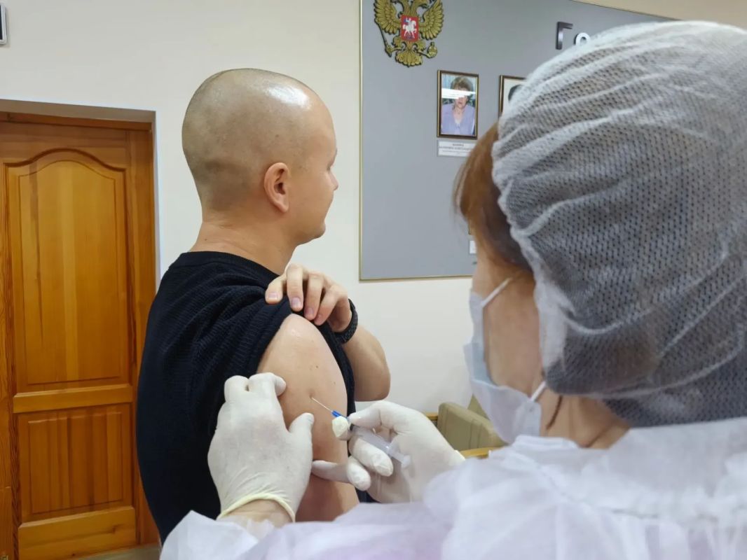 Сотрудники Управления Роспотребнадзора по Оренбургской области и ФБУЗ «Центр гигиены и эпидемиологии в Оренбургской области» сделали прививки против гриппа Сотрудники Управления Роспотребнадзора по Оренбургской области и ФБУЗ «Центр гигиены и эпидемиологии в Оренбургской области» сделали прививки против гриппа