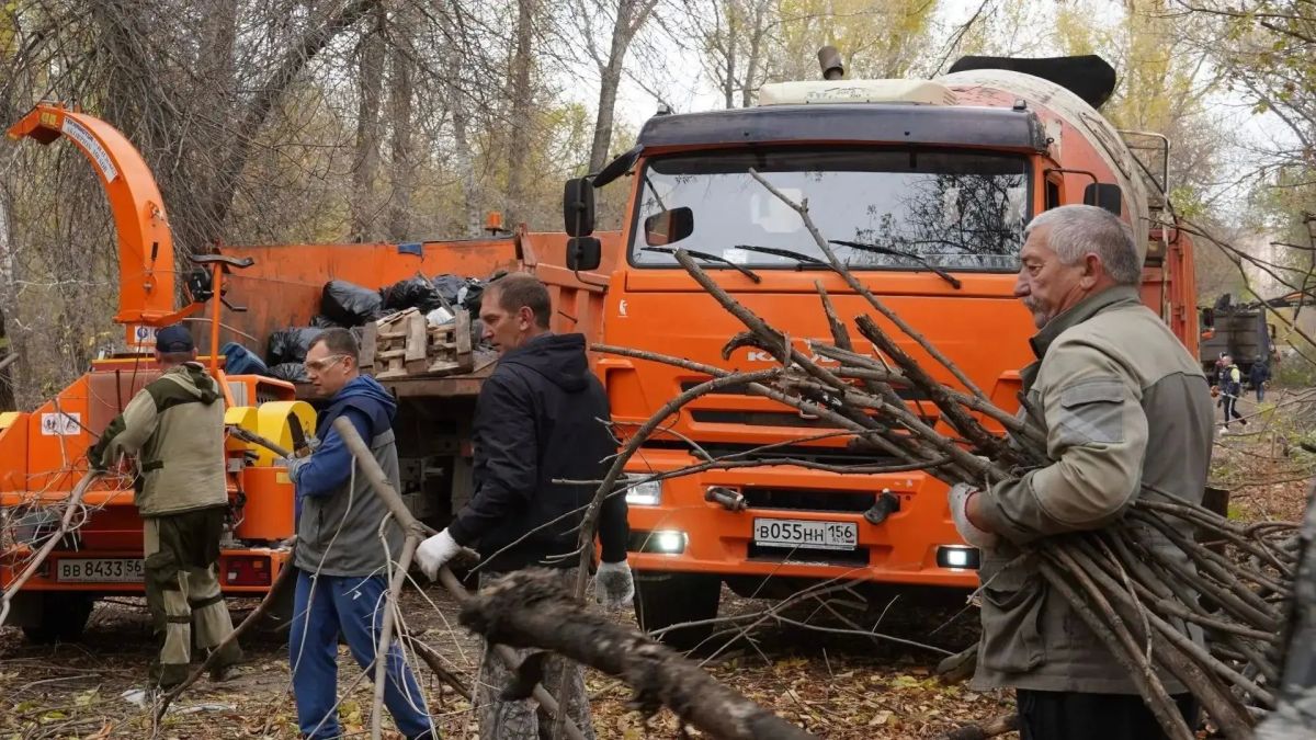 В Оренбурге проходят окружные субботники В Оренбурге проходят окружные субботники