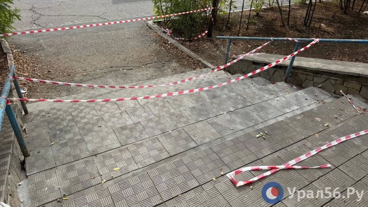 В Оренбурге ремонтируют разрушенную лестницу у остановки ДК «Газовик»