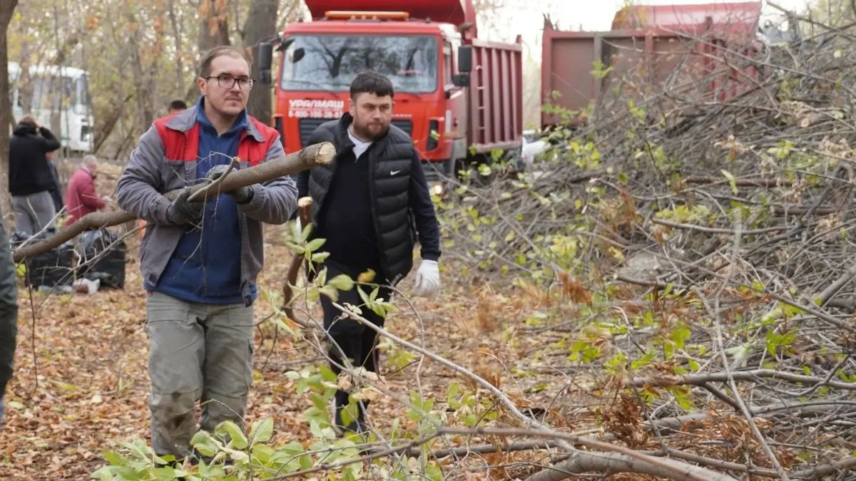 В Оренбурге проходят окружные субботники В Оренбурге проходят окружные субботники