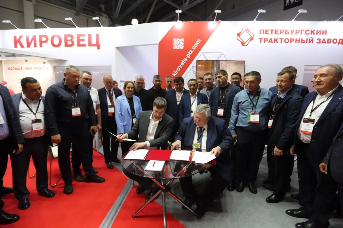 Делегация Оренбургской области продолжает работать на крупнейших осенних агропромышленных выставках в Москве – «Золотая осень – 2026» и «АГРОСАЛОН»